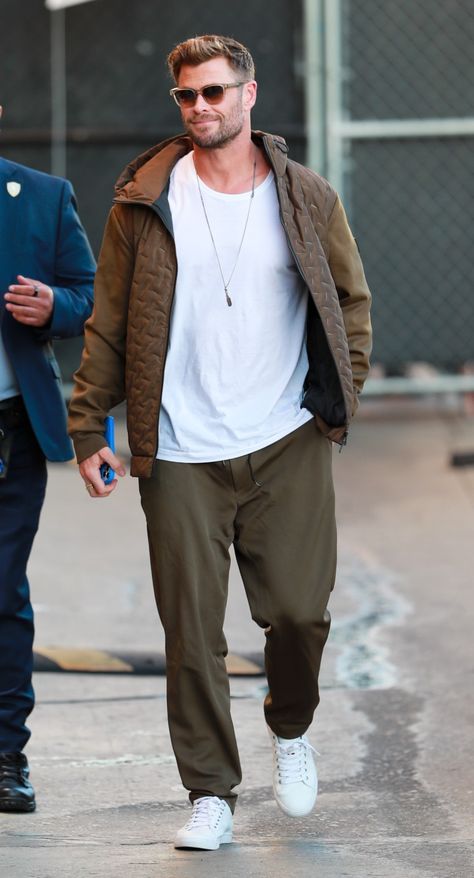 Chris Hemsworth Fashion Style, Chris Hemsworth Outfit, Chris Hemsworth Style, London Mens Fashion, Mens Business Casual Outfits, Chris Hemsworth Thor, Famous Outfits, Men Street Fashion, Mens Workwear