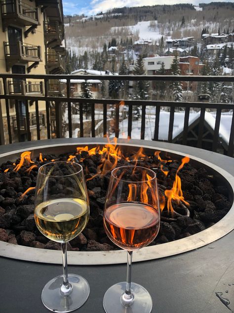 Vails best apres ski and Happy Hour bars and deals | TheLuxuryVacationGuide Apres Aesthetic, Vail Apres Ski, Swiss Alps Apres Ski, Luxury Ski Trip, Happy Hour Aesthetic, Ski Weekend Aesthetic, Apres Ski Aesthetic, Apres Ski Bar, Ski Trip Aesthetic