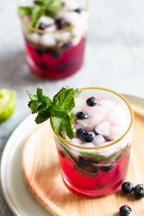 This blueberry mojito mocktail makes a delicious nonalcoholic cocktail using fresh blueberries. It also uses lime and mint to bring out the fresh mojito flavors! Delicious on a hot afternoon or evening when you want Mojito Flavors, Cranberry Fizz Mocktail, Fancy Beverages, Fizz Mocktail, Blueberry Mojito Recipe, Summer Mocktail Recipes, Non Alcoholic Mojito, Cranberry Fizz, Summer Mocktail