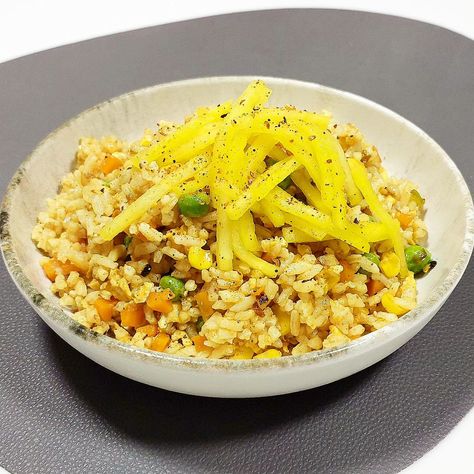 Japanese Curry Fried Rice (Dorai Karē Chāhan) Recipe https://resepmamiku.com/en/japanese-curry-fried-rice-dorai-kare-chahan-wondernonieskitchen Japanese Curry Sauce, Curry Roux Recipe, Roux Recipe, Japanese Fried Rice, Curry Fried Rice, Protein Options, Bamboo Rice, Homemade Curry, Chicken Shrimp