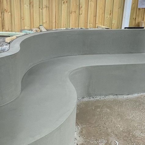 Youdell Constructions on Instagram: "The L shape seat with a couple of curves. #insituconcrete #polishedconcrete #burnishedconcrete #concrete #landscapedesign #hardscapes #curves #plainconcrete" Pool Paving, Curved Bench, Corner Garden, Wall Seating, Built In Seating, Banquette Seating, Built In Bench, White Concrete, Side Yard