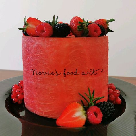 Food art / Fruit art Simple Watermelon Cake, Small Watermelon Cake, Watermelon Cake Ideas, Watermelon Fruit Cake, Fruit Birthday Cake, Fruit Cake Design, Cake With Berries, 22nd Birthday Cakes, Melon Cake