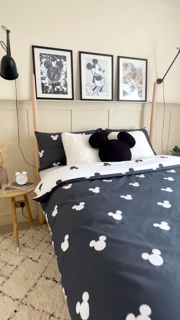 Mickey Mouse Bedroom Ideas, Disney Bedroom Ideas For Adults, Orlando Airbnb, Adult Disney Bedroom, Mickey Room, Disney Kids Rooms, Disney Mural, Disney House Ideas, Mickey Mouse Bedroom