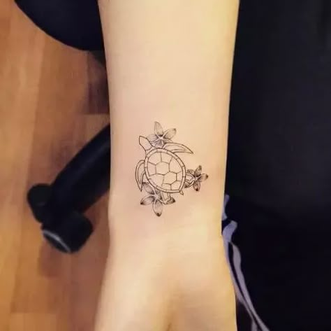 15 Geometric Turtle Tattoo Designs Baby Turtle Tattoo, Tiny Turtle Tattoo, Turtle Tattoo Ideas, Small Turtle Tattoo, Turtle Tattoo Designs, Anklet Tattoos, Fairy Tattoo Designs, Tattoos Skull, Tiny Turtle