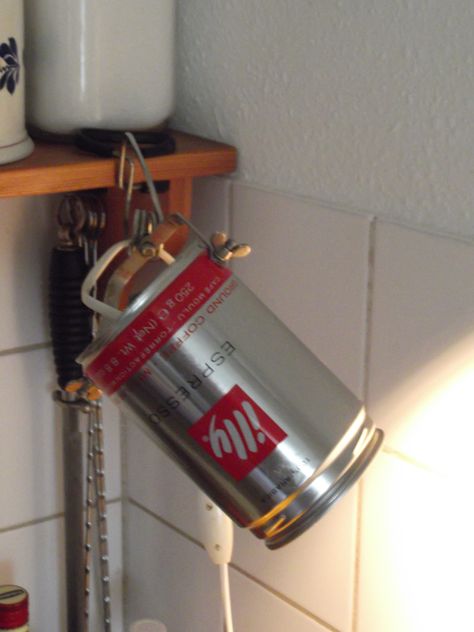 Illy coffee tin made ​​into a spotlight. Reuse Jars, Illy Coffee, Reuse Ideas, Coffee Tin, Coffee Crafts, Reuse Recycle, Fire Extinguisher, Tin Can, Coffee Grounds