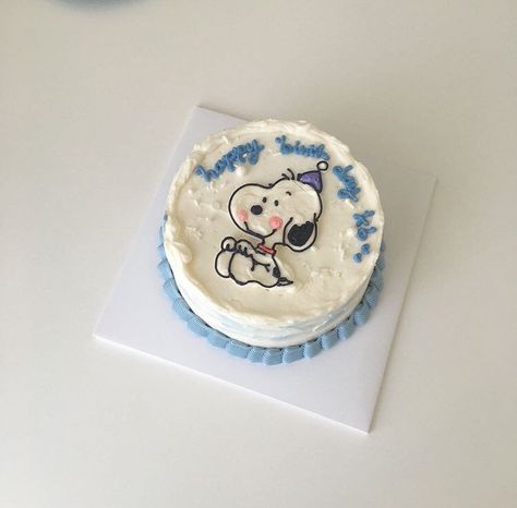 Snoopy Cake Ideas, Birthday Cake Fruit, Snoopy Birthday Cake, Bolo Snoopy, Birth Cakes, Snoopy Cake, Baking Aesthetic, Snoopy Birthday, Cake Fruit