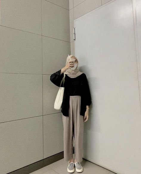 JANGAN KLIK LINK!!! Ootd Kulot Hijab, Ootd Kampus Hijab, Outfit Ideas Hijab, Celana Jogger Wanita, Outfit Outer, Muslimah Fashion Casual, Outfit Hijab Casual, Ootd Hijab Casual, Muslim Outfits Casual