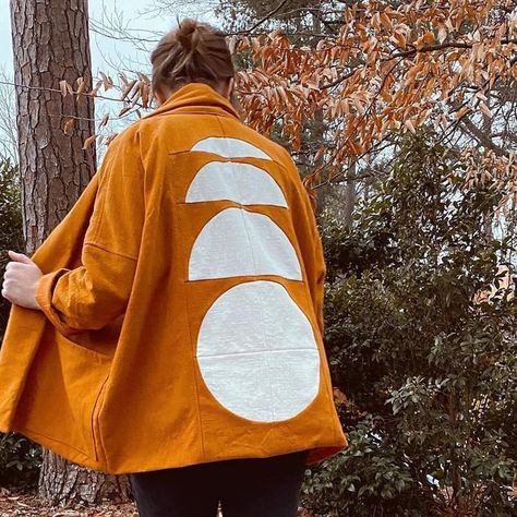 ★ RUBY STAR SOCIETY ★ on Instagram: "@missmake used two colors of @alexiamarcelleabegg’s Chore Coat fabric to make a slightly modified #wikstenhaori with a a shrunken version of her #clavaquilt pattern on the back. Have you felt Chore Coat in real life? How would you describe it? We’d say sturdy but drapey, soft, nubby, squishy, thick but breathable, delightful! ❤️❤️❤️ Also congrats to @kellifox507 for being the random winner of our bundle giveaway!! DM is your shipping address! #warpandweftfa Wiksten Haori, Ruby Star Society, Chore Coat, Coat Patterns, Star Ruby, Cotton Bottoms, Quilted Coat, Diy Clothes, The Back