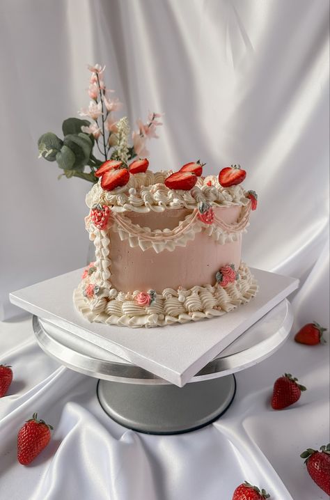 Vintage Cake Strawberries, Elegant Strawberry Cake, Vintage Cake With Strawberries, Strawberry Vintage Cake, Bougie Photoshoot, Vintage Strawberry Cake, Strawberry Themed Cake, Blueberry Aesthetic, Lunchbox Cake