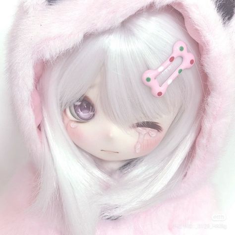 Pink white upset bjd doll Porcelain Bjd Doll, Bjd Dolls Kawaii, Dollfie Doll Icon, Dollkin Claims, Bjd Aesthetic, Cute Pink Doll, Porcelain Doll Aesthetic, Doll Icon, Doll Pfp