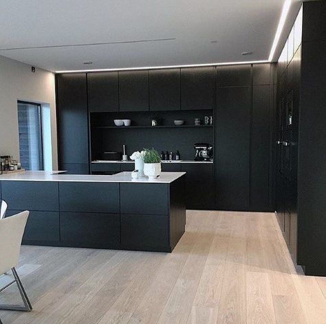 Top 70 Best Modern Kitchen Design Ideas - Chef Driven Interiors Aesthetics Kitchen, Black Kitchen Design, Modern Black Kitchen, Decor Paintings, Kitchen Decorations, Bohemian Kitchen, Paint Kitchen, Budget Kitchen, Colorful Kitchen