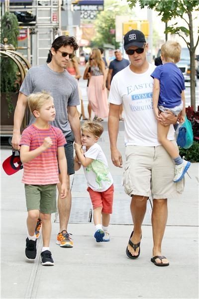 Gay couple: Matt Bomer & Simon Halls (with Henry, Kit and Walker) Matt Bomer Simon Halls, Matthew Bomer, Simon Halls, The Normal Heart, Logo Tv, Es Der Clown, Gay Dads, Magic Mike, Marriage Equality