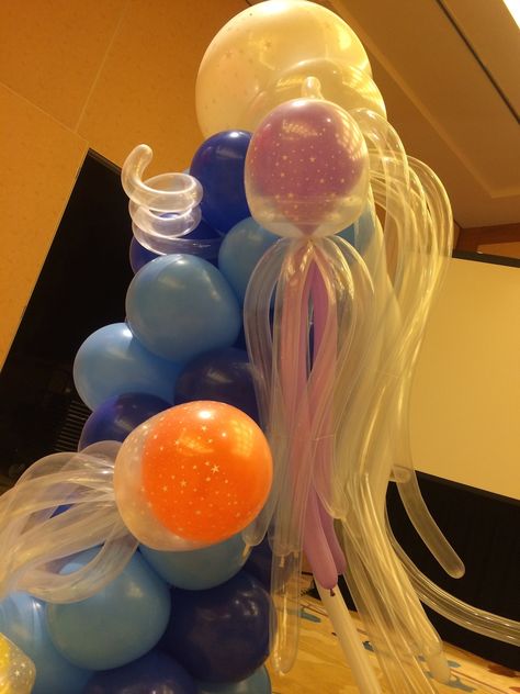 Balloon Jellyfish Balloon Seaweed, Balloon Jellyfish, Jellyfish Balloons, Ocean Balloons, Diy Jellyfish Decoration, Diy Jellyfish, Balloons Art, Jellyfish Decorations, How To Make Balloon