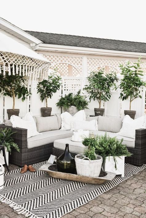 Looking to do a patio makeover, but need a little inspiration? Try 33 Stunning Outdoor Seating Inspirations by thetarnishedjewelblog.com #patiofurniture #outdoorseating #patioseating #patioideas, #outdoorpatioideasonabudget #outdoorpatioideassmall #outdoorfirepitideas #outdoorfireplaceideas #backyardpatioideas Teak Patio Furniture, Farmhouse Patio, Patio Pergola, Cozy Patio, Patio Inspiration, Patio Diy, Patio Interior, Cozy Farmhouse, Patio Makeover