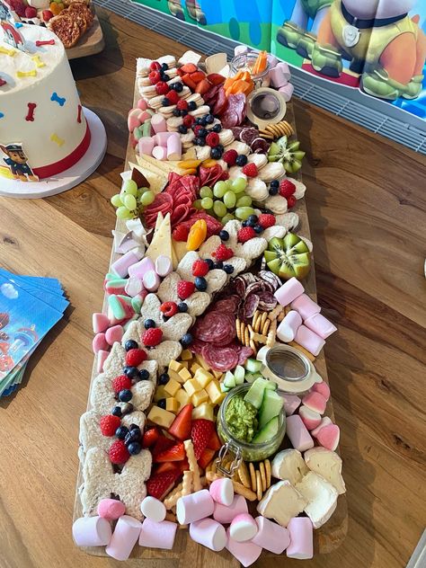 Kidsparty foodplatter! * * #picnicbarcelona #barcelonapicnic #ibizapicnic #picnicibiza #barcelona #ibiza #hendo #henweekend #henparty #hendobarcelona #henpartyibiza #whattodoinbarcelona #birthdaybarcelona #babyshowerbarcelona #henweekendbcn #henweekendibiza #bachelorettebarcelona #whattodoinibiza #henpartymarbella #henmarbella #hendomarbella #henweekendmarbella #henpartytorremolinos #kidspartiesmarbella #kidspartiesbarcelona #genderrevealbarcelona #evjfbcn #evjfbarcelona #bachelorettebarcelona Party Food Hacks, Childrens Party Food, Grazing Food, Fruit Dips, Kids Party Snacks, Finger Foods For Kids, Grazing Platter, Pool Party Food, Bday Party Kids