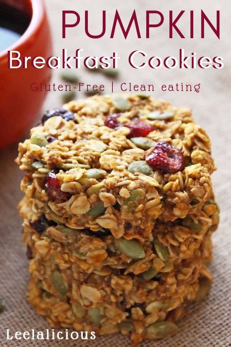 These healthy Pumpkin Breakfast Cookies make a nutritious and grab-and-go breakfast that tastes like fall! This gluten-free and clean eating breakfast treat is made with wholegrain oats, cranberries, pumpkin seeds and honey.  #pumpkin #cookies #breakfast #nutritious #glutenfree #cleaneating #treat #wholegrainoats #cranberries #pumpkinseeds #honey #recipe #oatmeal #healthy #vegan #lowcarb Healthy Pumpkin Breakfast, Breakfast Cookies Gluten Free, Pumpkin Breakfast Cookies, Recipe Oatmeal, Oatmeal Healthy, Biscuits Diététiques, Pumpkin Breakfast, Breakfast Cookies Healthy, Eating Breakfast