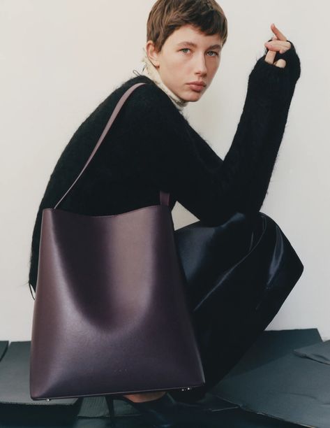 FALL WINTER 23' – AESTHER EKME Anna Green, Minimal Bags, Fashion Campaign, Campaign Fashion, Minimalist Bag, Prop Styling, Fashion Campaigns, Brown Bags, Mini Tote