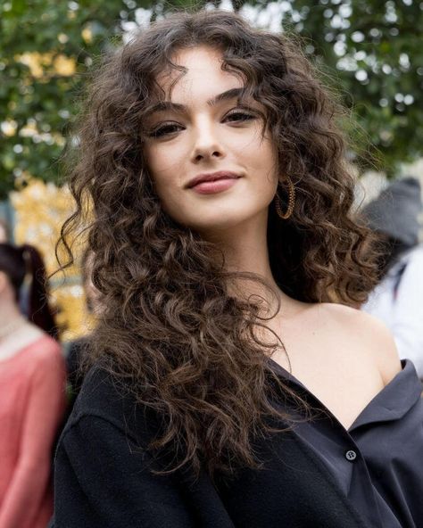 Deva Cassel Fan Page (@deva4fans) • Світлини та відео в Instagram Back To School Haircuts, Deva Cassel, 90s Haircuts, Long Curly Haircuts, Natural Curly Hair Cuts, Hair Sketch, Hair Locks, Curly Hair Women, Curly Hair Inspiration