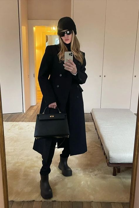 Puddle Boots Outfit, Puddle Boots, Rosie Huntington Whiteley Style, Rosie Hw, White Tracksuit, Rosie Huntington, Outfit Formulas, Huntington Whiteley, Rosie Huntington Whiteley