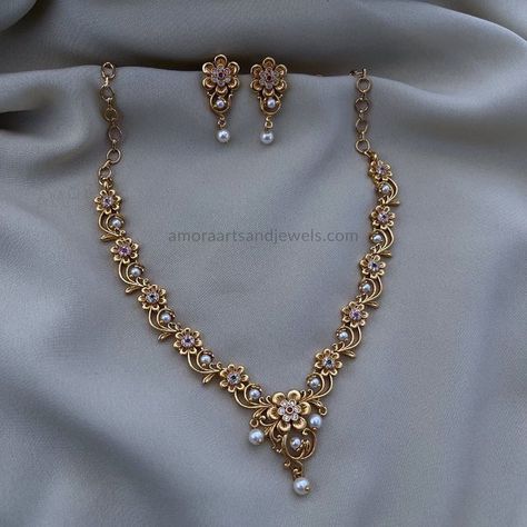 Middle Haram Gold Designs Latest, Gold Sets Jewelry Indian Design, Fancy Choker, Choker Jewellery, Unique Gold Jewelry Designs, Trending Crafts, Jewelry Hacks, Indian Wedding Jewelry Sets, Gold Jewels Design