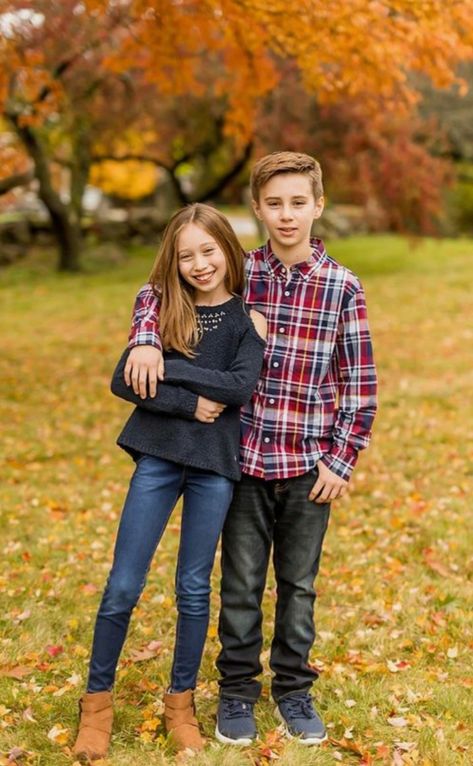 Teenage Brother And Sister Photo Ideas, Brother And Sister Photo Ideas, Sister Photo Ideas, Brother And Sister Photo, Photo Shoot Tips, Sibling Poses, Sisters Photoshoot, Sister Photos, Brother And Sister