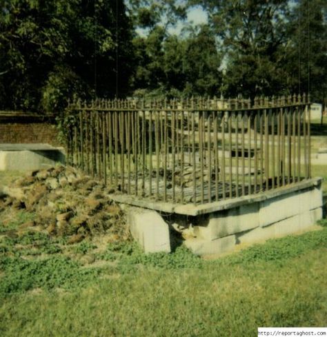 Abandoned Plantations in the South | Another crypt that is falling in. Notice you can now see down into the ... Real Ghost Photos, Best Ghost Stories, Paranormal Stories, Paranormal Experience, Creepy Ghost, Spooky Places, Ghost Story, Real Ghosts, Legends And Myths