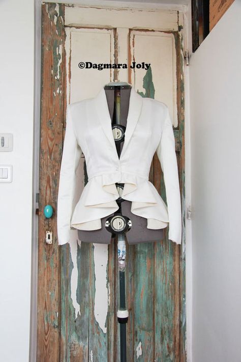 Fit Blazer Outfit, Fitted Blazer Outfit, Ladies Short Coat, Clothes Combination, Peplum Dresses, Wedding Blazer, Blazer Wedding, Wedding Blazers, Womens Wardrobe