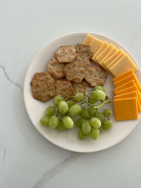 Crackers And Cheese Aesthetic, Healthy Snack Aesthetic, Study Snacks Aesthetic, Snack Ideas Aesthetic, Aethstetic Food, Reading Snacks, Healthy Study Snacks, Aesthetic Snacks, Healthy Meals And Snacks