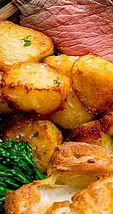 Roast Beef Sunday Dinner, Roast Beef And Yorkshire Pudding British, British Roast Beef, Traditional Roast Beef Dinner, Yorkshire Pudding With Roast Beef, Roast Beef Yorkshire Pudding, Traditional English Sunday Roast, Sunday Roast Beef Dinner, Traditional English Roast Dinner