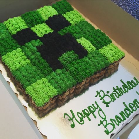 Minecraft cupcake pull apart                                                                                                                                                     More Minecraft Birthday Treats, Minecraft Dort, Cupcakes Minecraft, Pastel Minecraft, Bolo Minecraft, Minecraft Cupcakes, Minecraft Party Decorations, Minecraft Birthday Cake, Gaming Party