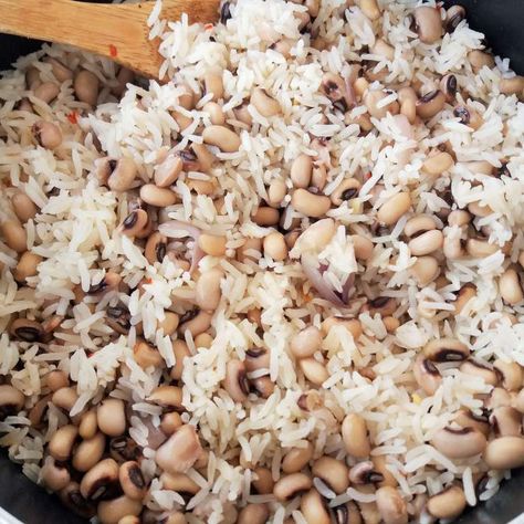 Black-eyed peas and rice (one pot) - biscuits and ladles Peas And Rice, Jamaican Rice, Blackeyed Peas, Black Eyed Peas Recipe, Black Eyed Beans, Vegetarian Italian, Peas Recipe, Rice And Peas, Plantains Fried