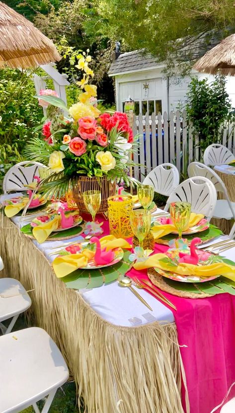 Tropical Birthday Party Ideas For Women, Girls Hawaiian Birthday Party, Sweet 16 Tropical Theme, Aloha Decorations, Luau Recipes, Adult Luau Party, Hawaiian Birthday Party Ideas, Hawai Party, Tropical Decorations