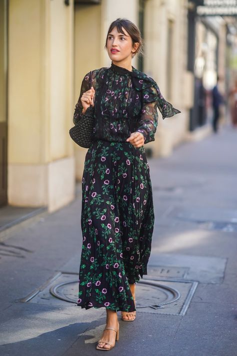 Street style: 9 on-trend long dresses we'll still be wearing this fall Maxi Dress Outfit Fall, Black Floral Maxi Dress, Beautiful Long Dresses, Jeanne Damas, Maxi Dress Outfit, Paris Mode, Mode Casual, Big Fashion, Mode Inspo