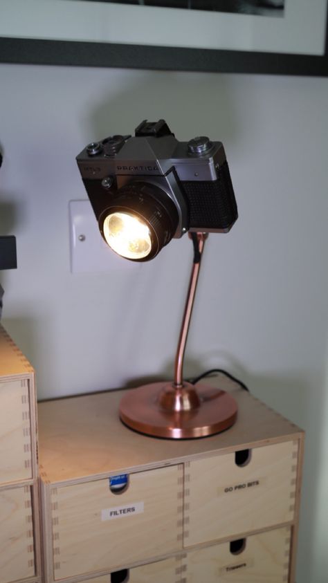 Vintage camera lamp Vintage Camera Decor Ideas, What To Do With Old Cameras, Vintage Camera Display, Camera Lamp Diy, Camera Shelf, Old Cameras Vintage Aesthetic, Vintage Camera Decor, Deco Tv, Camera Decor