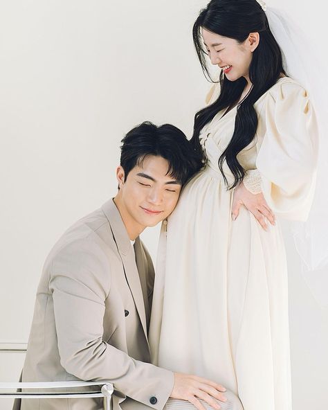 Korean Maternity Photography, Korean Maternity Shoot, Couple Maternity Photography Ideas, Couples Pregnancy Photos, Pregnancy Couple Photos, Pregnant Photoshoot Ideas, Maternity Family Shoot, Couple Maternity Poses, Pregnant Photoshoot