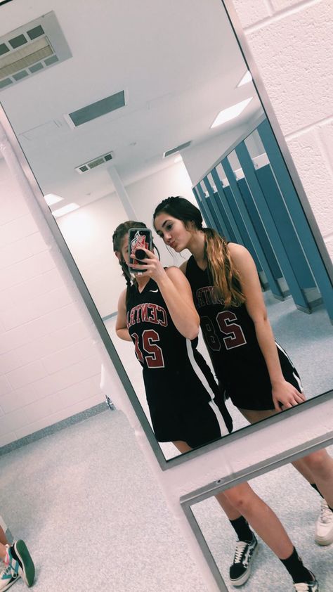 Sports Pics With Friends, Basket Girl Aesthetic, Basketball Aesthetic Outfit, Basketball Aesthetic, Basketball Motivation, Basketball Workouts, Basketball Is Life, Volleyball Pictures, Sports Aesthetic