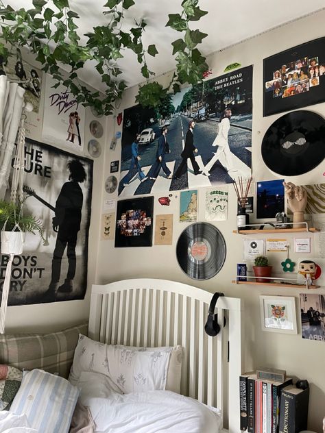 Music Corner Bedroom Ideas, Britpop Bedroom, Band Room Aesthetic, Beatles Room Decor, Beatles Room, Beatles Aesthetic, College Dorm Room Inspiration, Pinterest Room Decor, Grunge Room