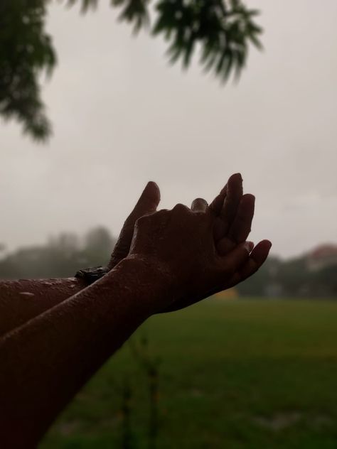 In rainy season. I love to capture ❤️ Rain Hands Photography, Rainy Love Couple, Rainy Day Couple Aesthetic, Couple In Rain Aesthetic, Rainy Couple Aesthetic, Rainy Season Photography, Rainy Snap, Photography In Rain, Bengali Photoshoot