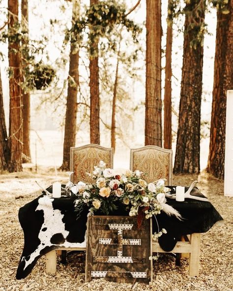 I like it • I Iove it • #westernstyle #event #theme #wedding #farmhouse #rustic #boho #meadowchic Dream Wedding Western, Boho Western Wedding Arch, Fall Western Wedding Decor, Black And White Wedding Western, Vintage Western Wedding Aesthetic, Western Black Wedding, Fall Western Wedding Ideas, Western Theme Wedding Decorations, Black Tie Western Wedding