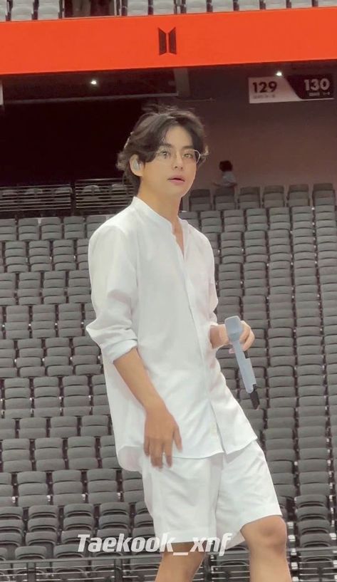 Boyfriend Shirt Outfits, Bts Happy Birthday, Practice Outfits, Oh My Love, Kim Taehyung Funny, Kim Taehyung Wallpaper, Riyadh, V Taehyung, White Shirts