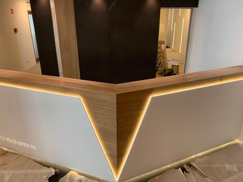 Az egyik legegyedibb pult amit készítettem 😊 L Shape Reception Desk Design, L Counter Design, L Shape Bar Counter, Cash Counter Design, Office Counter Design, Boutique Displays, Shop Counter Design, Office Reception Design, Cash Counter