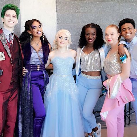 Willa Zombies 2, Meg Donnelly, Skai Jackson, Disney California Adventure Park, Disney Channel Original, Disney Channel Shows, Zombie Disney, Zombies 2, Waverly Place