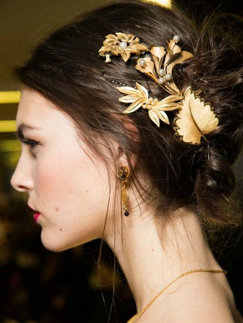 HOW TO WEAR A BROOCH IN DIFFERENT AND MODERN WAYS Runway Beauty, Flowers In Her Hair, Hair Jewels, Holiday Hairstyles, Hair Ornaments, Fall 2015, Bride Hairstyles, Beauty Trends, Vintage Brooches