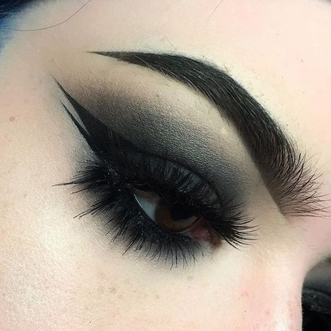 Looks For Hooded Eyes, Makeup Looks For Hooded Eyes, Gothic Eye Makeup, Eye Makeup Smokey, Dark Makeup Looks, Makeup Smokey, Oh My Goddess, Hooded Eye Makeup, Makeup Guide