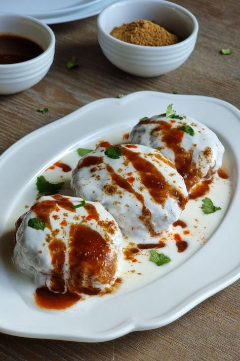 Dahi Bhalla Recipe, Dahi Vada Recipe, Gastronomic Food, World Street Food, Indian Fast Food, Dahi Vada, Pakistan Food, Saffron Spice, Fav Food