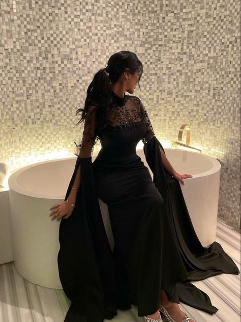 Elegant Silk Dresses, Bat Sleeves, Dinner Dress Classy, Elegant Black Dress, Classy Prom Dresses, Mode Abaya, Women Dresses Classy, Evening Dresses With Sleeves, Elegant Dresses Classy