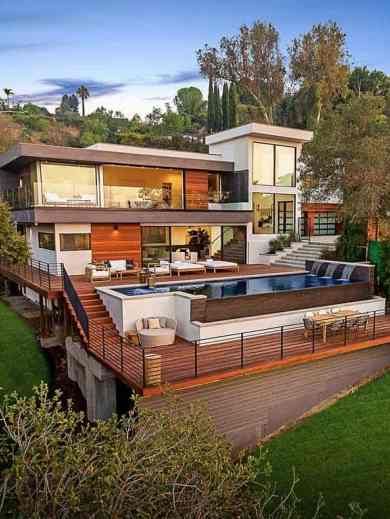 Sleek Hollywood Hills dream home overlooking the cityscape Rustic Hillside House, Hillside Home Designs, Pools Built Into Hillside, Hillside Architecture, House Built Into Hillside, Hillside Houses, Bush Retreat, Hillside Homes, House On Slope