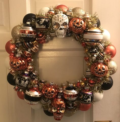 Vintage Halloween Diy, Halloween Ornament Wreath, Glass Ornaments Diy, Spider Witch, Skull Spider, Halloween Front Porch Decor, Diy Halloween Wreath, Shiny Brite Ornaments, Halloween Front Porch