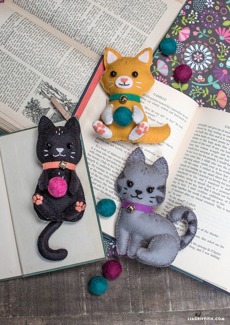 DIY Felt Craft Kittens - from MichaelsMakers Lia Griffith Cat Diy Crafts, Felt Cats, Chat Diy, Summer Sewing Projects, Felt Toys Patterns, Christmas Crafts To Sell, Felt Crafts Patterns, Felt Crafts Diy, Felt Craft