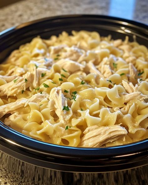 Amish Chicken And Noodles Recipe, Amish Chicken And Noodles, Chicken And Noodles Recipe, Spaghetti Casserole Recipe, Slow Cooker Kitchen, Amish Chicken, Chicken And Noodles, Slow Cooker Creamy Chicken, Chicken Noodle Casserole